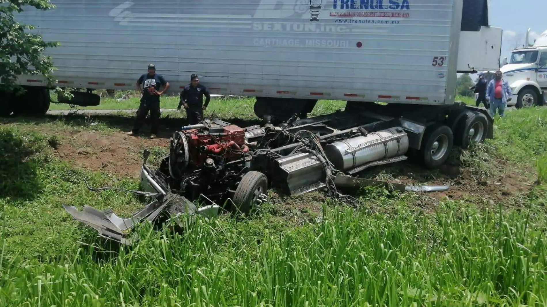 camion y trailer choque